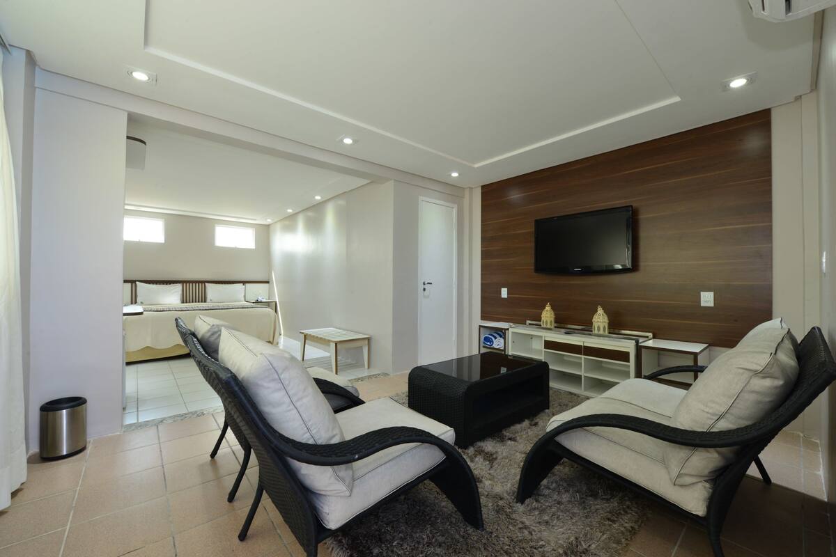 Deluxe Studio Suite, 1 King Bed with Sofa bed, Non Smoking, Pool View | Frette Italian sheets, hypo-allergenic bedding available