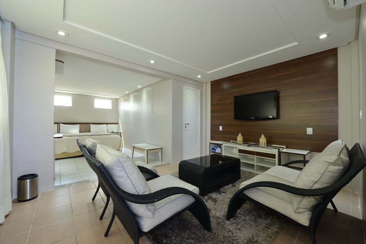 Deluxe studio suite, 1 kingsize bed met slaapbank, niet-roken, uitzicht op zwembad | Italiaanse Frette-lakens, hypoallergeen beddengoed
