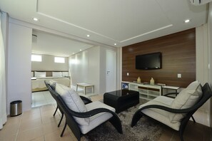 Studiosuite – deluxe, 1 kingsize-seng med sovesofa, ikke-røyk, bassengutsikt | Italienske Frette-laken og allergitestet sengetøy