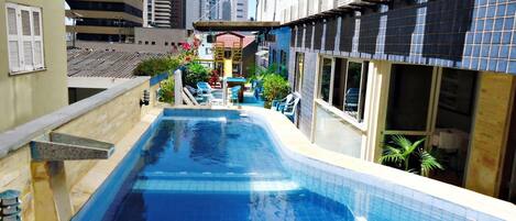 Piscine extérieure, chaises longues