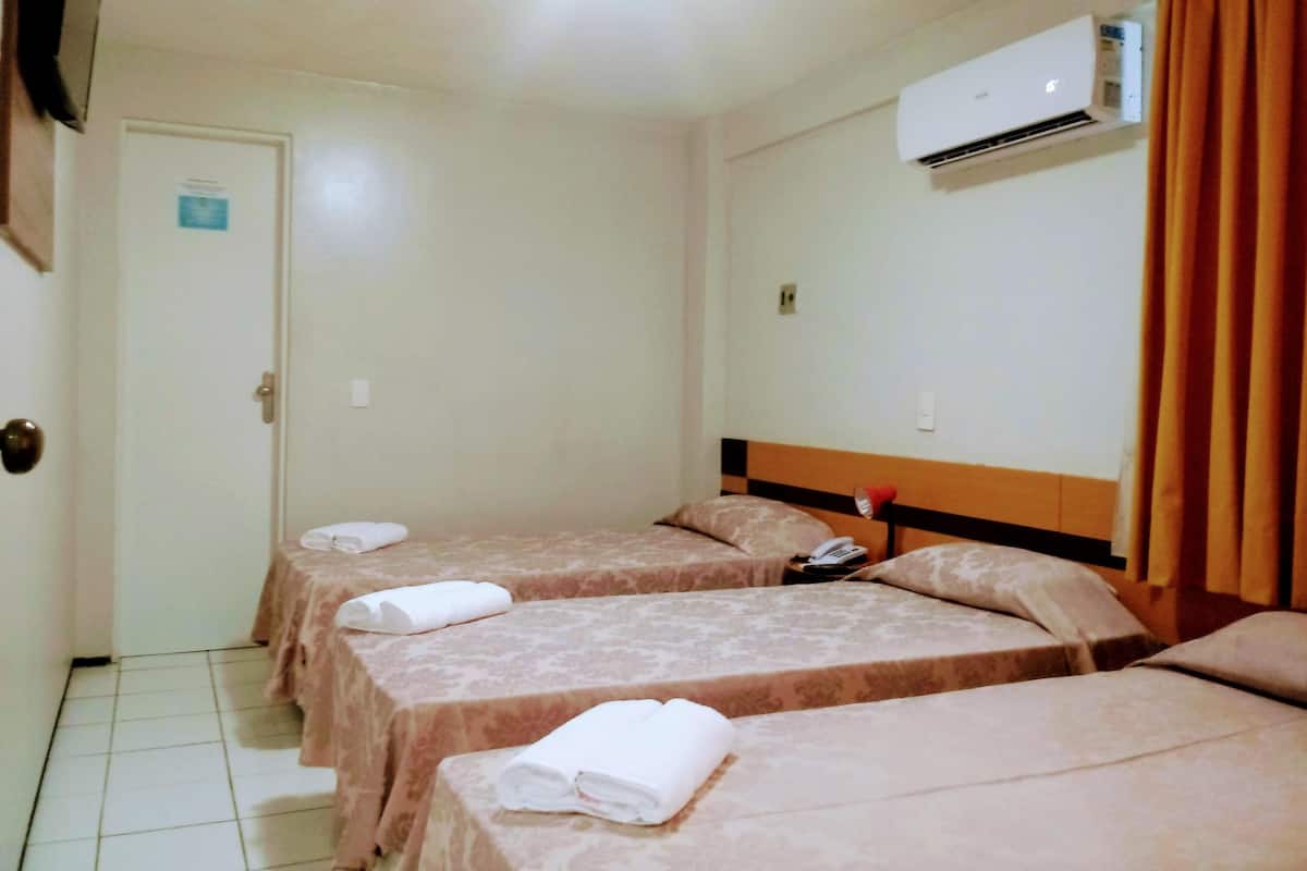 Minibar, caja de seguridad en la habitación y escritorio