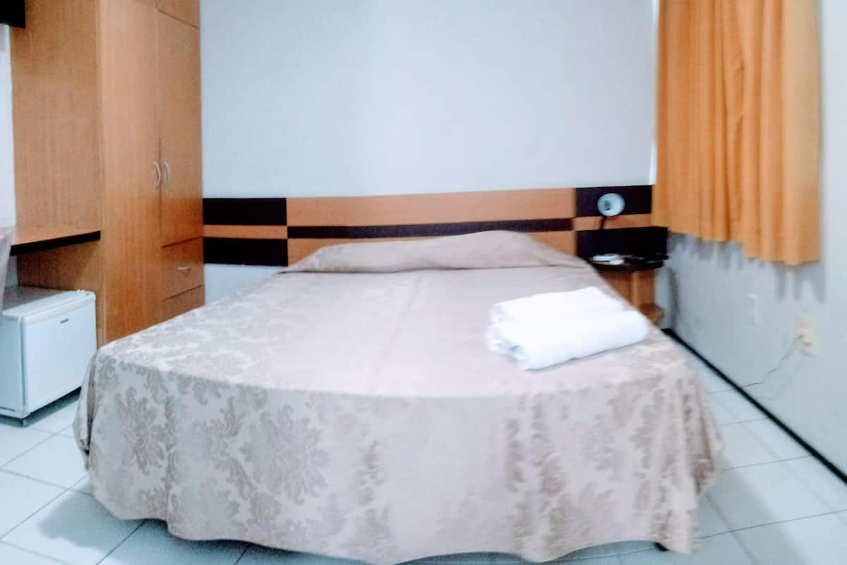 Minibar, caja de seguridad en la habitación y escritorio