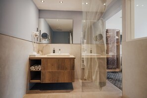 Habitación doble (Wellness) | Baño | Regadera, secadora de cabello, batas, pantuflas 