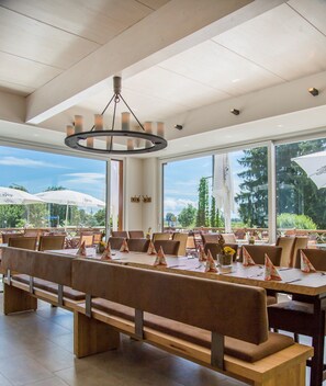 Breakfast, lunch, dinner served; al fresco dining - Landgasthof & Land-gut-Hotel Zur Rose (Ehingen)