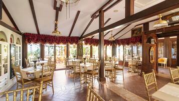 Daily buffet breakfast (RON 75 per person)