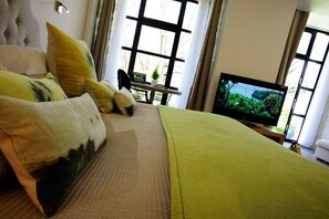 Ropa de cama de alta calidad, minibar, camas extra y wifi gratis 