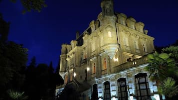 Fachada de la propiedad por la tarde o noche