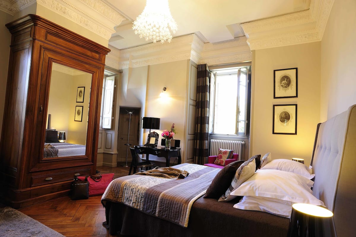 Ropa de cama de alta calidad, minibar, camas extra y wifi gratis