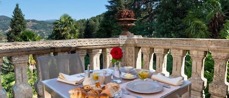Frukostbuffé varje dag (EUR 20.00 per person)