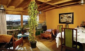 Cabaña panorámica | Zona de estar | Televisión LED de 32 pulgadas con canales por cable, una televisión