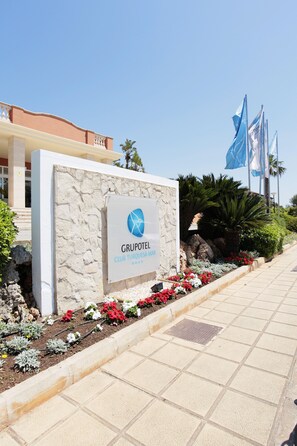 Vista frontal de la propiedad