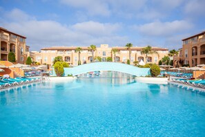 Piscine extérieure, parasols, chaises longues