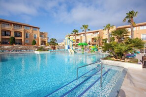 Piscine extérieure, parasols, chaises longues