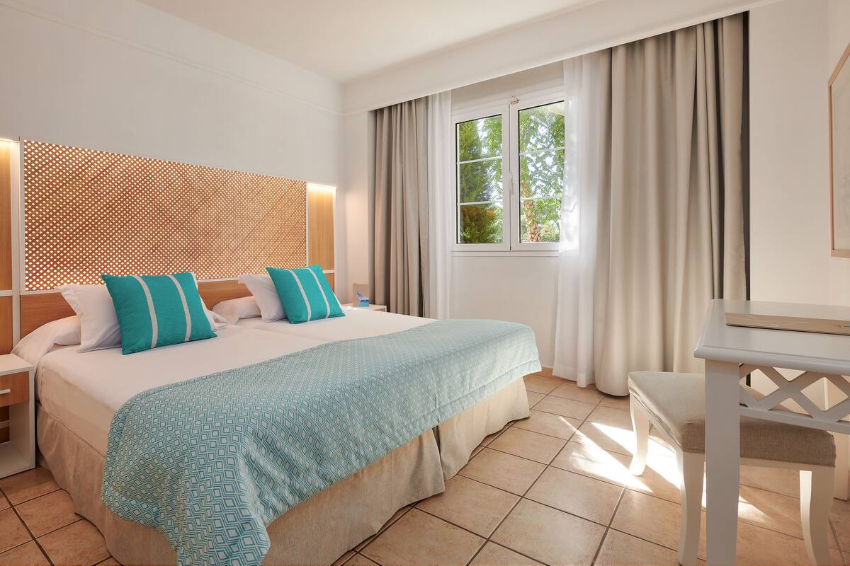1 bedroom, minibar, desk, blackout drapes