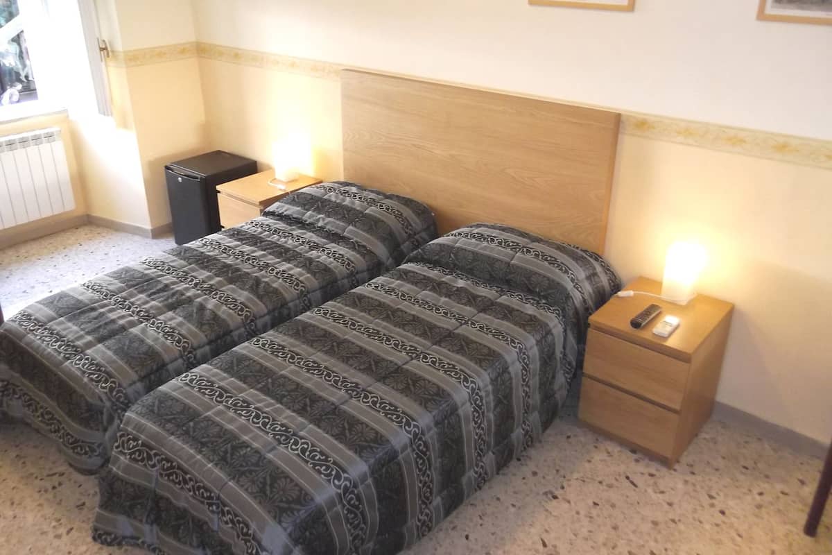 Habitación Confort doble | 1 dormitorio, minibar, caja fuerte y decoración individual