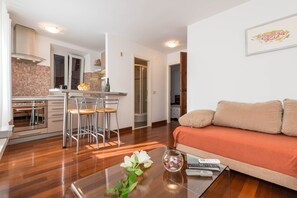 70-cm flat-screen TV with satellite channels, TV, books - Villa Sv. Petar (Trogir)