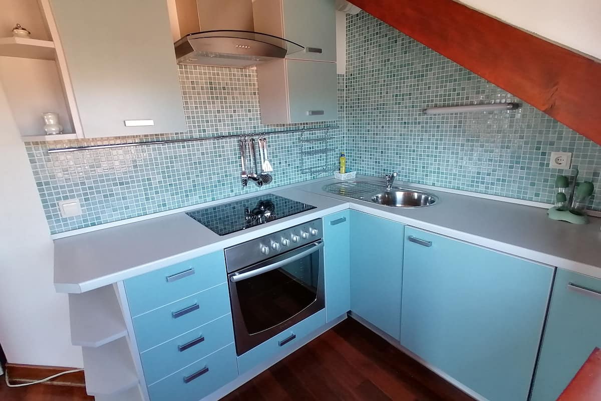 studio | private kitchen | fridge, coffee/tea maker, electric kettle, high chair