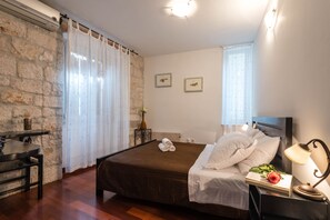 Untuvapeitot, tallelokero huoneessa, työpöytä, äänieristys