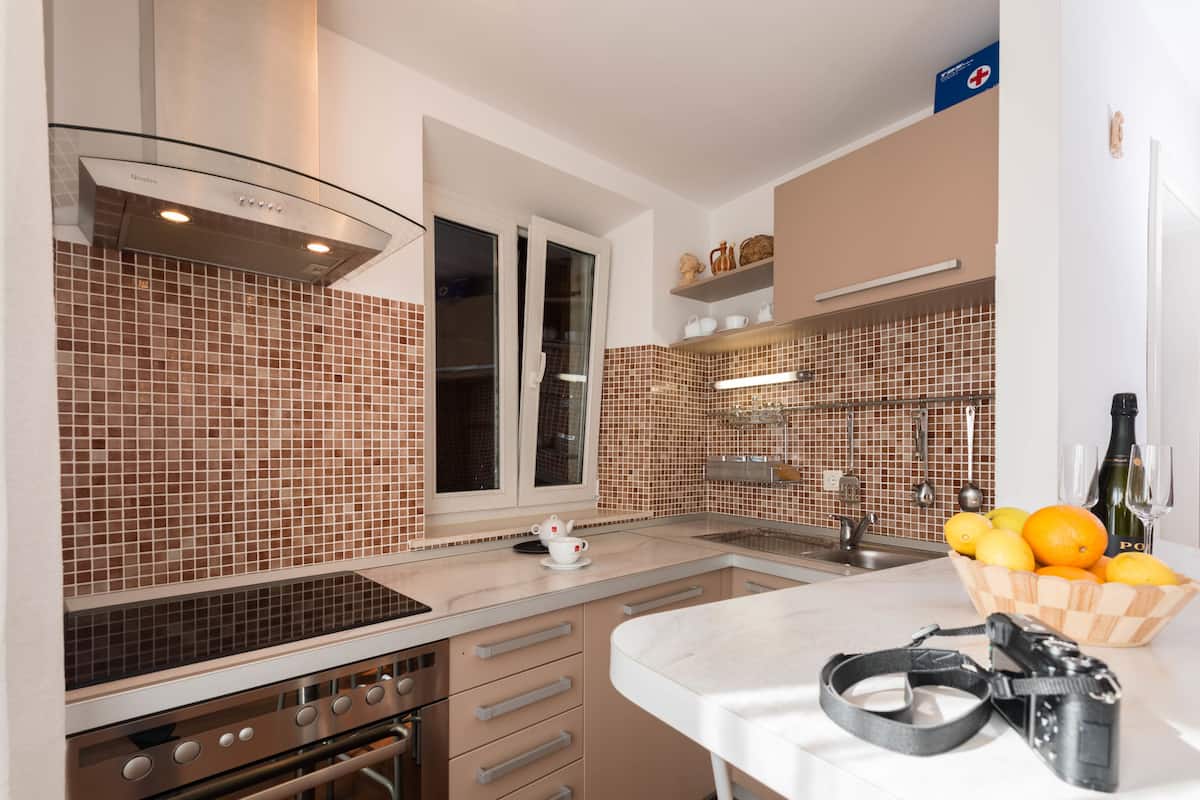 fridge, coffee/tea maker, electric kettle, high chair