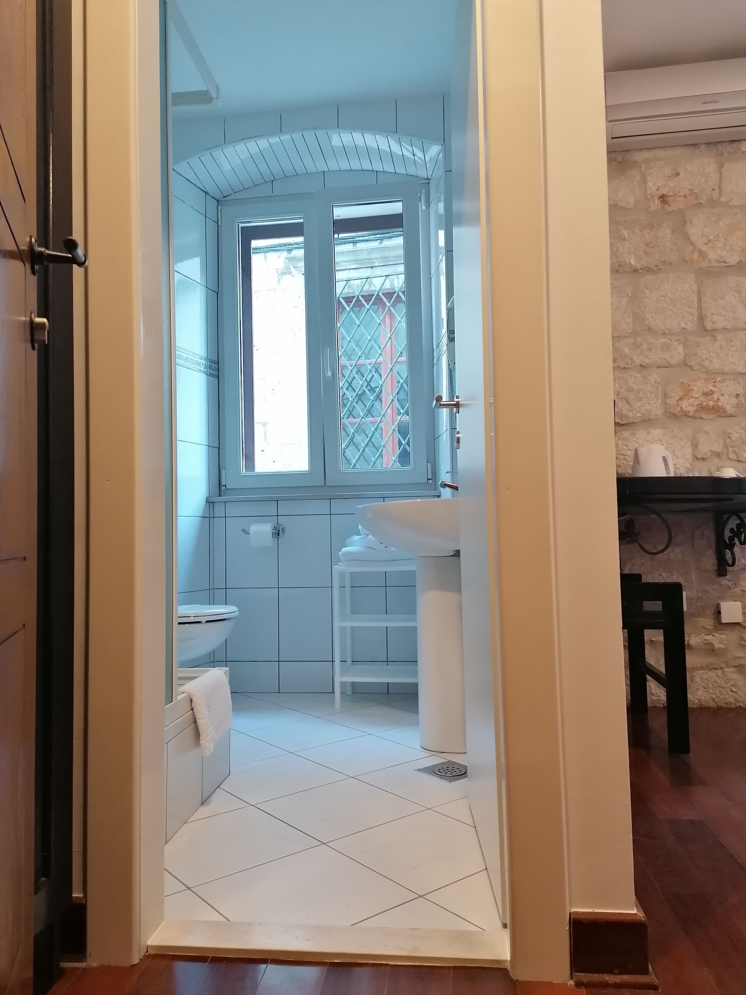 double room | bathroom | shower, free toiletries, hair dryer, slippers