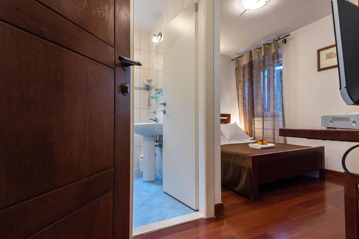 1 bedroom, down duvets, in-room safe, desk