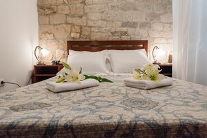 Down comforters, in-room safe, desk, soundproofing