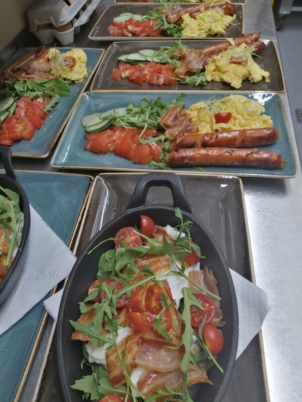 A buffet with various dishes including scrambled eggs, bacon, sausages, and salads. - Villa Sv. Petar (Trogir)