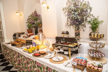 Café da manhã com buffet todos os dias (EUR 18 por pessoa)