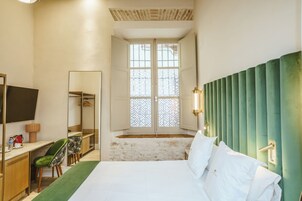 Minibar, caja de seguridad en la habitación y decoración personalizada 