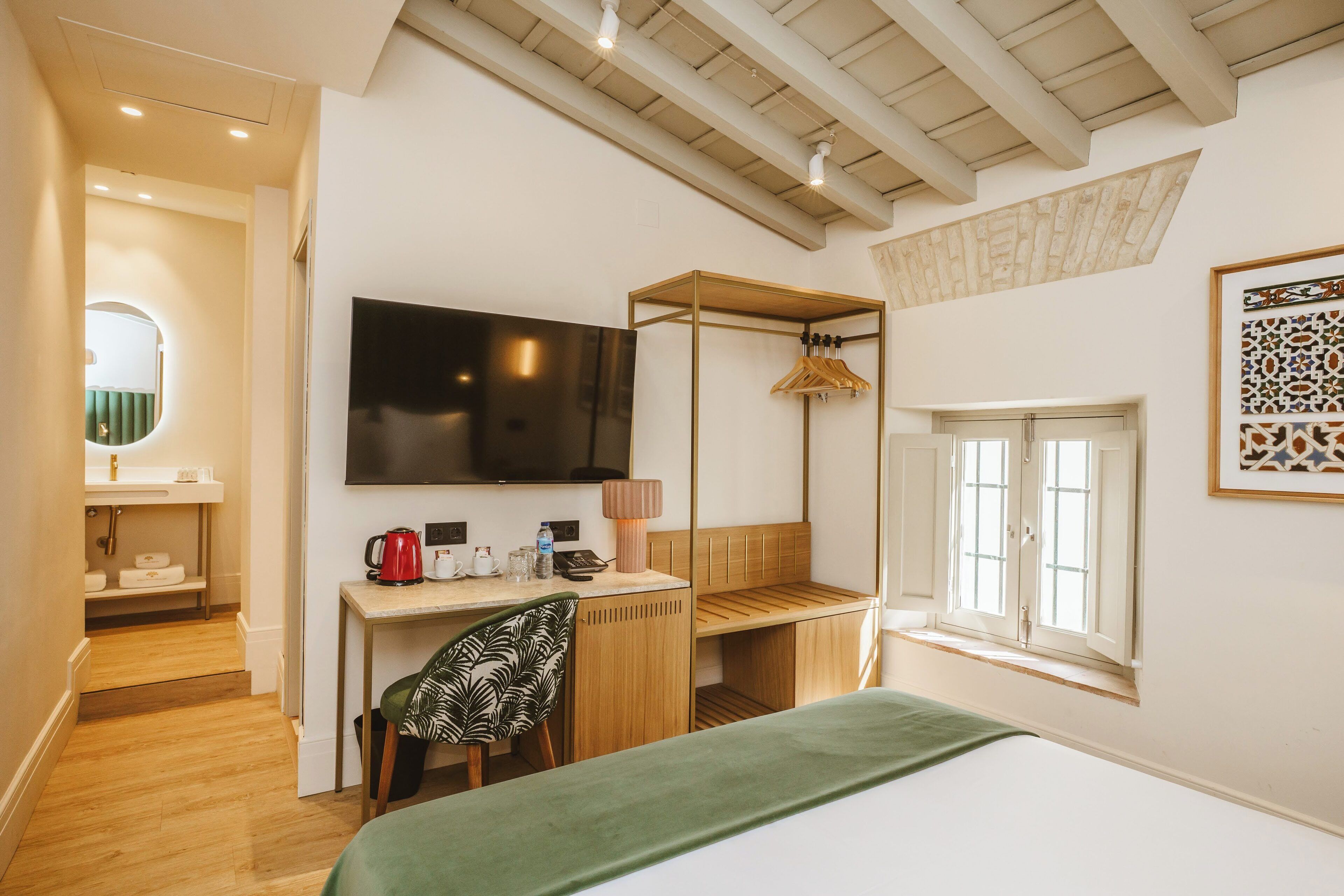 standard double room | minibar, in-room safe, individually decorated, individually furnished