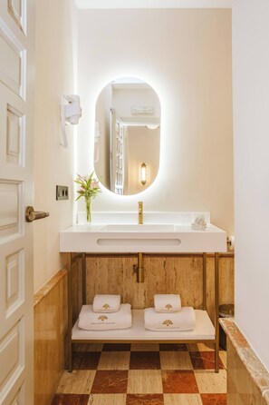 Bathtub, hair dryer, bathrobes, slippers - Hotel Boutique Casas de Santa Cruz (Seville)