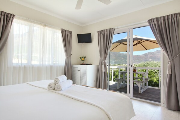Deluxe Double Room (2) | Terrace/patio - Beach House Hout Bay (Cape Town)