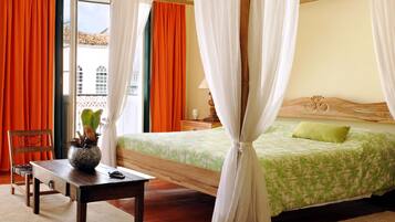 Rom – deluxe | Sengetøy av topp kvalitet, minibar og safe på rommet