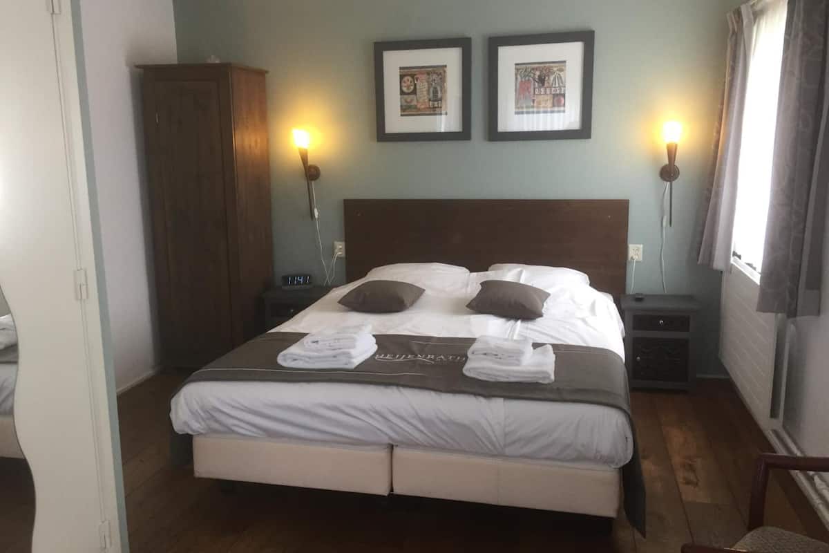 free wifi, bed sheets