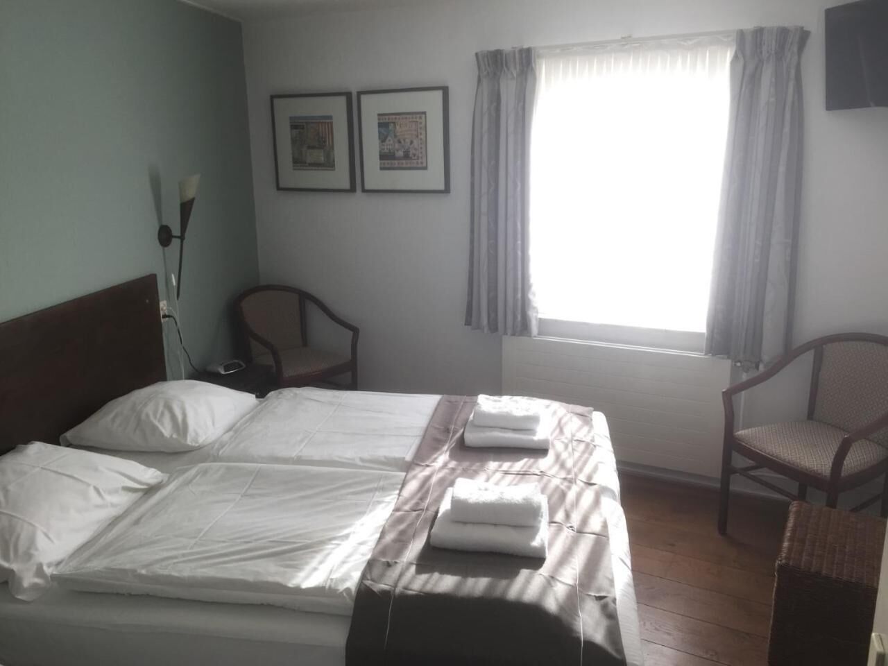 free wifi, bed sheets