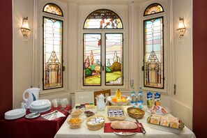 Frukostbuffé varje dag (EUR 4.00 per person)