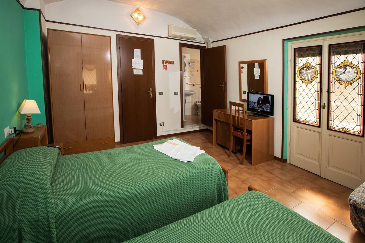 Desk, free cots/infant beds, free WiFi