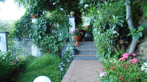 Unclassified image, 2 of 8, button - Cinqueterre Holidays (Riomaggiore)