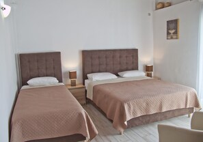 Superior-Dreibettzimmer, Balkon, Stadtblick | Zimmersafe, Verdunkelungsvorhänge, kostenloses WLAN, Bettwäsche