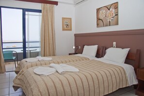 In-room safe, blackout drapes, free WiFi, bed sheets - Hotel Danaos (Chania)