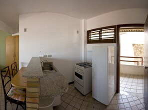 Fridge, stovetop, cookware/dishes/utensils - Marambaia Apart Hotel (Natal)