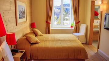 Premium bedding, in-room safe, free WiFi, bed sheets