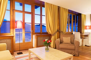 Deluxe Apartment, Annex Building (Club House) | Living area