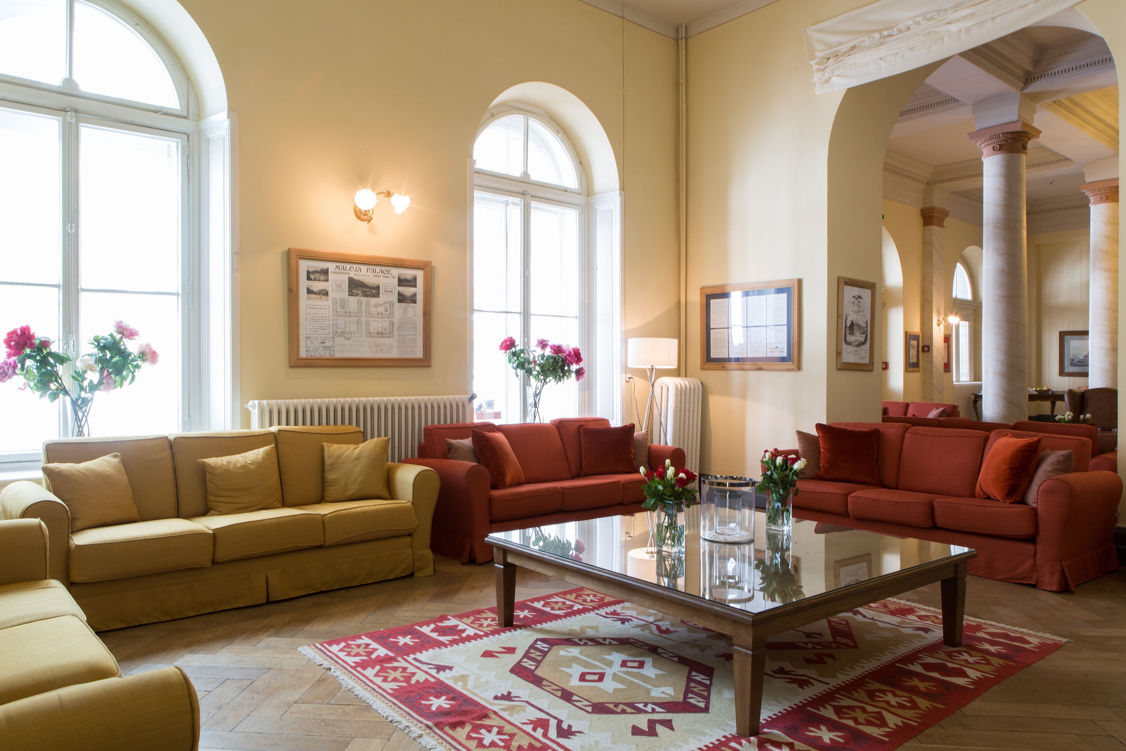 Un salon spacieux avec deux canapés, une table basse et une grande fenêtre.