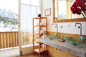 Combined shower/tub, deep soaking tub, hair dryer, slippers