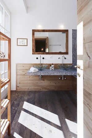 Deluxe Double Room | Bathroom | Combined shower/tub, deep soaking tub, hair dryer, slippers - Maloja Palace (Bregaglia)