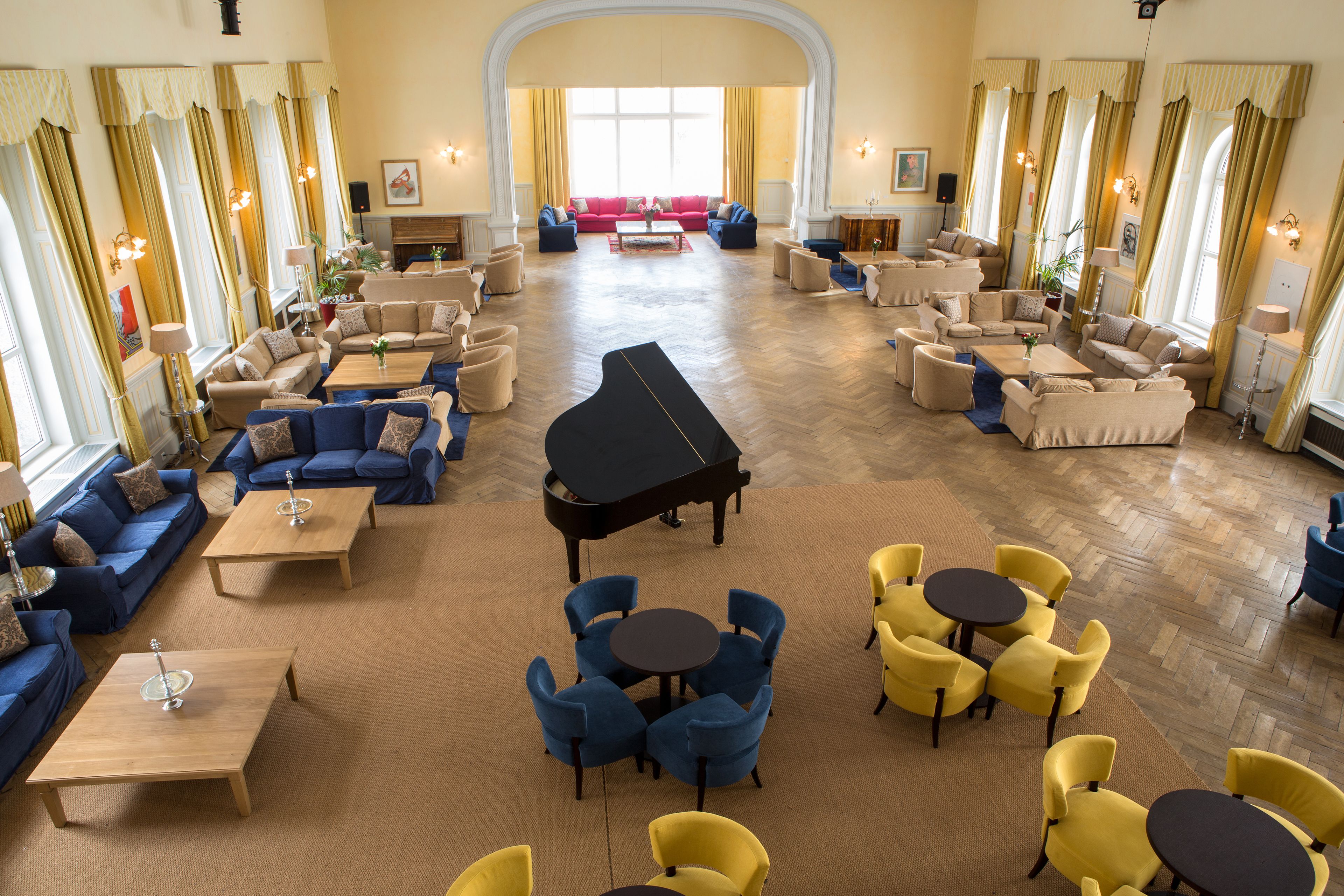 Lobby-lounge