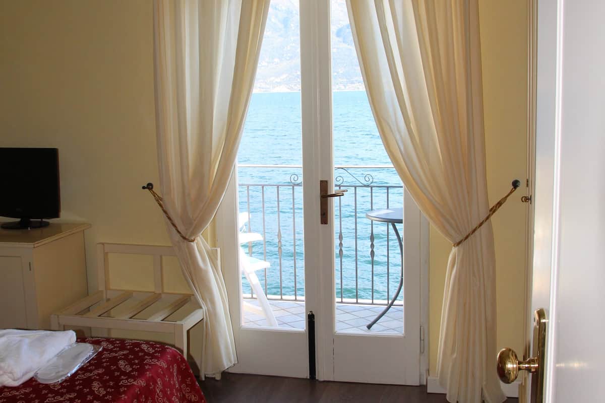 double or twin room, balcony, lake view | in-room safe, free wifi