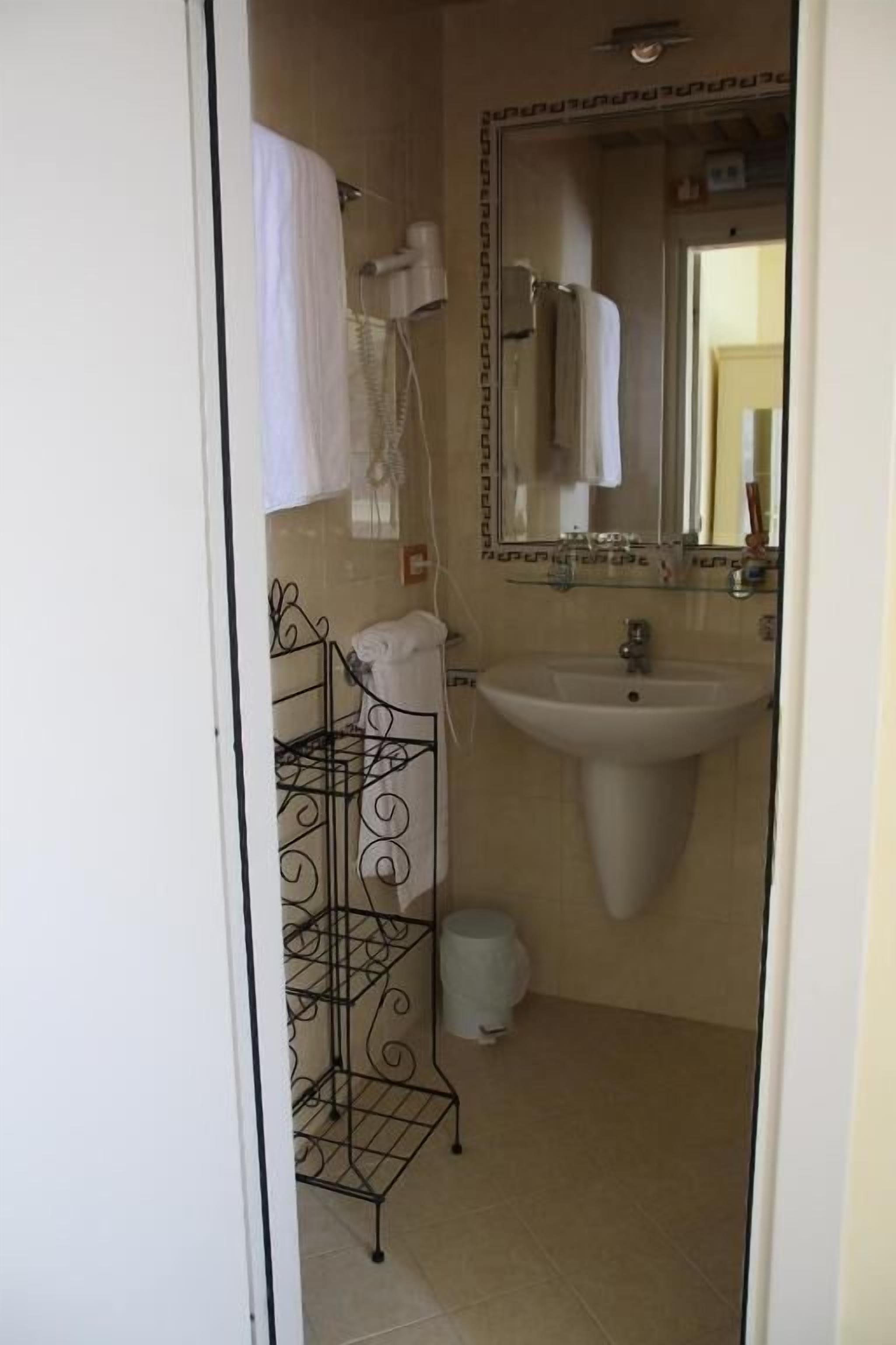 single room | bathroom | shower, free toiletries, hair dryer, towels