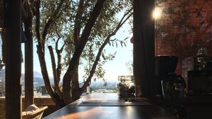 A wooden table with a view of trees and mountains in the background. - Sandima 37 Suites Hotel (Bodrum)